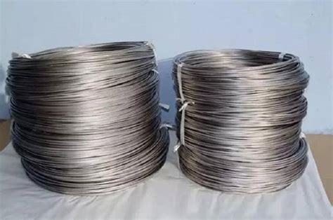  Nitinol:  โลหะอุณหภูมิตอบสนองสำหรับการควบคุมความยืดหยุ่นอย่างไม่น่าเชื่อ!